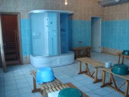 Банная комната с парилкой и душевой кабиной предназначена для водно-гигиенических процедур